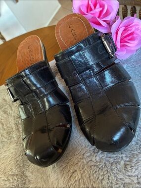 Caressa Black Leather Clogs  s